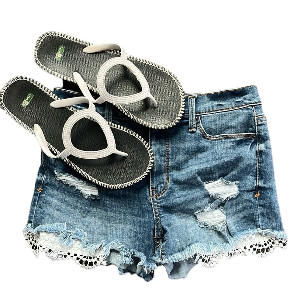 Mudd flex stretch denim shorts with lace pockets